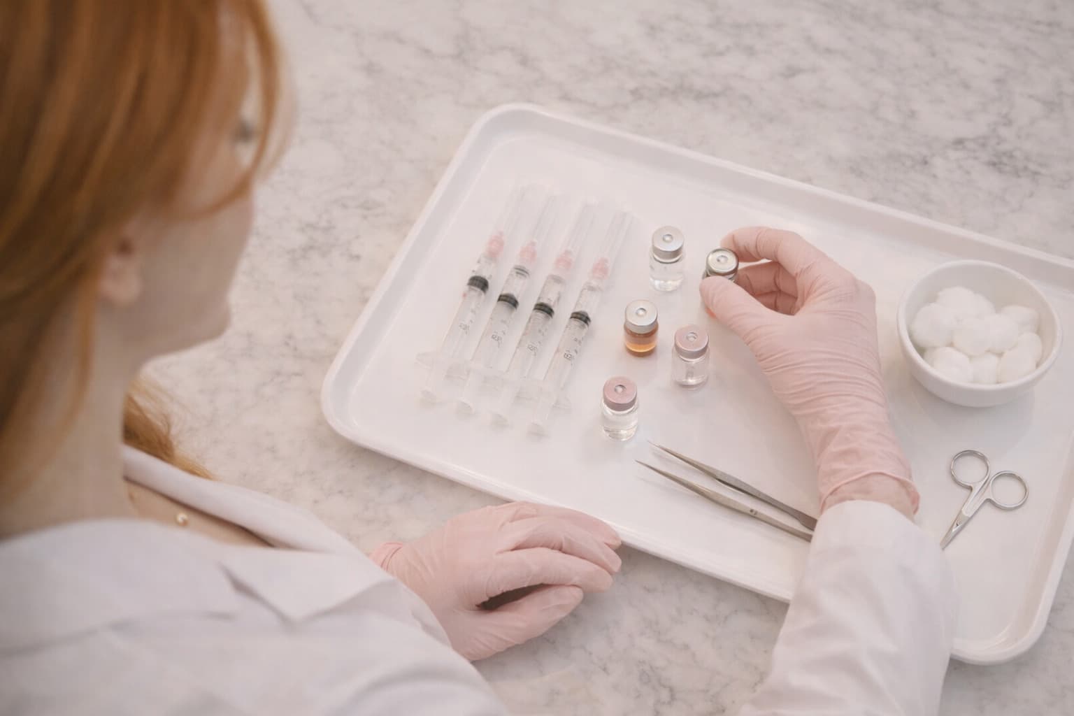 Dra Karine Fernanda, biomédica esteta em Santo André realizando procedimento